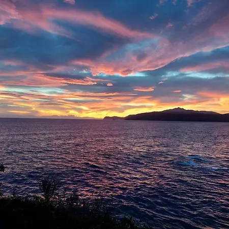 Incantevole Villino Sul Mare Con Accesso Diretto Spiaggia, Posto Auto E Aria Condizionata! Nyaraló